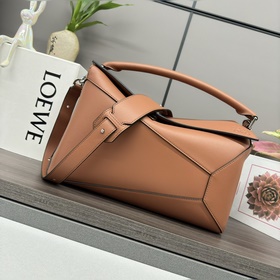 Loewe  新尺寸 柔軟牛皮革Puzzle 手袋 Loewe  推出的首次