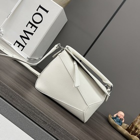 Loewe 新版本 柔軟粒面牛皮革Puzzle Edge手袋 Loewe