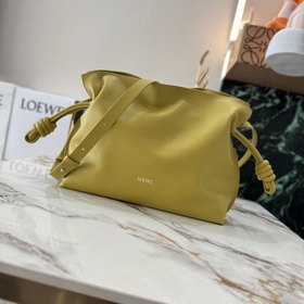 Loewe 新版本 納帕牛皮革Flamenco 福袋 手拿包 采用拉繩收緊 并