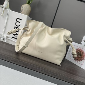 Loewe 新版本 納帕牛皮革Flamenco 福袋 手拿包 采用拉繩收緊 并