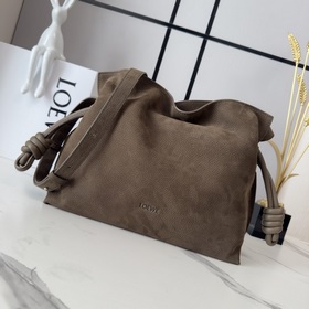 Loewe 新款 中號粒面 牛巴革Flamenco 福袋 手拿包以柔軟材質造就