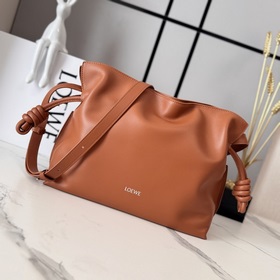 Loewe 新版本 納帕牛皮革Flamenco 福袋 手拿包 采用拉繩收緊 并
