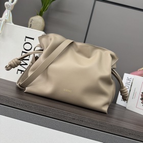 Loewe 新版本 納帕牛皮革Flamenco 福袋 手拿包 采用拉繩收緊 并