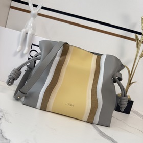 Loewe 新版本 Flamenco Landscape福袋 以柔軟材質制造就