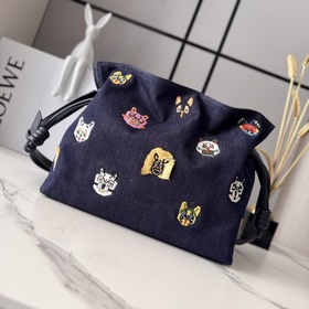 Loewe  中號刺繡丹甯布 Flamenco 福袋手拿包 以柔軟材質造就慵懶