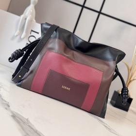 Loewe 新版本 Flamenco 福袋 以柔軟材質制造就慵懶風格，拉繩設計