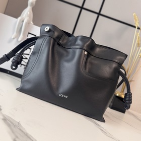 Loewe 新款中號亮面牛皮革 Panta Flamenco 手拿包 以柔軟材