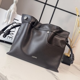 Loewe 新款中號亮面牛皮革 Panta Flamenco 手拿包 以柔軟材