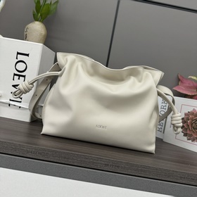 Loewe 新版本 納帕牛皮革Flamenco 福袋 手拿包 采用拉繩收緊 并