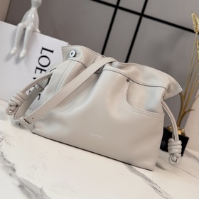 Loewe 新款中號亮面牛皮革 Panta Flamenco 手拿包 以柔軟材
