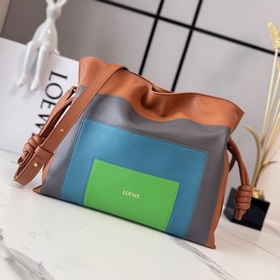 Loewe 新版本 Flamenco 福袋 以柔軟材質制造就慵懶風格，拉繩設計