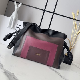 Loewe 新版本 Flamenco 福袋 以柔軟材質制造就慵懶風格，拉繩設計