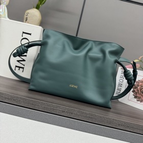 Loewe 新版本 納帕牛皮革Flamenco 福袋 手拿包 采用拉繩收緊 并