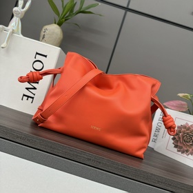 Loewe 新版本 納帕牛皮革Flamenco 福袋 手拿包 采用拉繩收緊 并