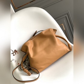 Loewe Flamenco 升級版福袋系列到貨 采用拉繩收緊 并打上标志性的