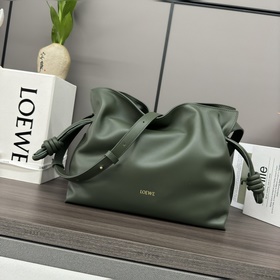 Loewe 新版本 納帕牛皮革Flamenco 福袋 手拿包 采用拉繩收緊 并