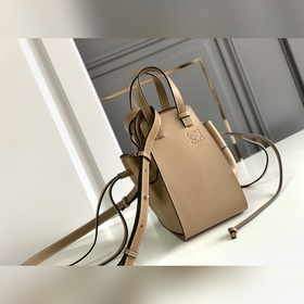Loewe Mini Hammock Dw Bag迷你吊床荔枝紋 采用荔枝粒面