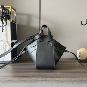 Loewe Mini hammock (新色) 包身采用小牛皮，兩邊設計是抽繩