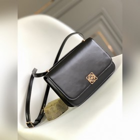 Loewe 全新Goya 系列中號到貨 它采用精美的絲綢牛皮革手工制作，襯裡為