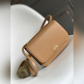 Loewe 全新Goya 系列中號到貨 它采用精美的絲綢牛皮革手工制作，襯裡為
