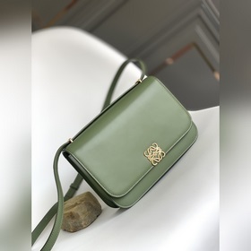 Loewe 全新Goya 系列中號到貨 它采用精美的絲綢牛皮革手工制作，襯裡為