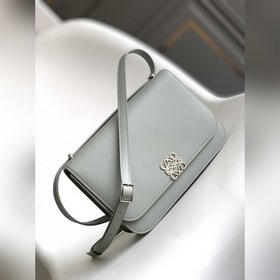 Loewe 全新Goya 系列中號到貨 它采用精美的絲綢牛皮革手工制作，襯裡為