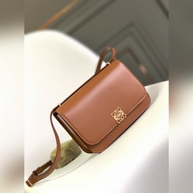 Loewe 全新Goya 系列中號到貨 它采用精美的絲綢牛皮革手工制作，襯裡為