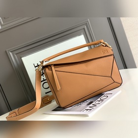 Loewe 爆款Puzzle Bag(中號29CM)出貨 幾何包中號以小牛皮鑲