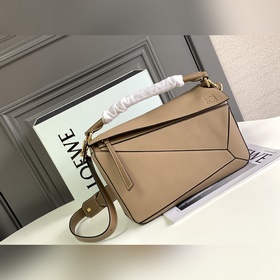 Loewe 爆款Puzzle Bag(中號29CM)出貨 幾何包中號以小牛皮鑲