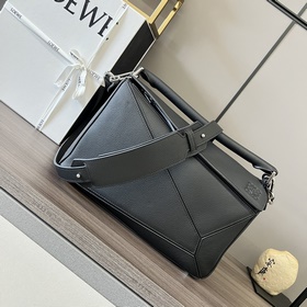 Loewe 中號粒面牛皮革Puzzle 手袋 新色 Loewe 推出的首次亮
