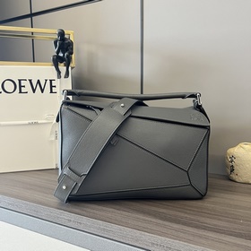 Loewe 中號粒面牛皮革Puzzle 手袋 新色 Loewe  推出的首次