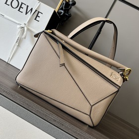 Loewe 中號粒面牛皮革Puzzle 手袋 新色 Loewe 推出的首次亮