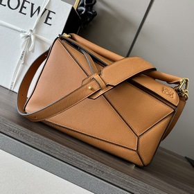 Loewe 中號粒面牛皮革Puzzle 手袋 新色 Loewe 推出的首次亮