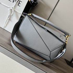 Loewe 中號粒面牛皮革Puzzle 手袋 新色 Loewe 推出的首次亮