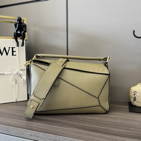 Loewe 中號粒面牛皮革Puzzle 手袋 新色 Loewe  推出的首次