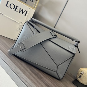 Loewe 中號粒面牛皮革Puzzle 手袋 新色 Loewe 推出的首次亮