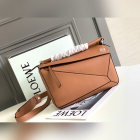 Loewe 爆款Puzzle Bag(中號29CM)出貨 幾何包中號以小牛皮鑲