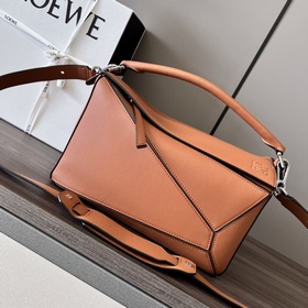 Loewe (新版本)壓印 Logo 中號 Puzzle 手袋 到貨 Loew