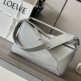 Loewe 壓印 Logo 中號 Puzzle 手袋 新色 (珍珠灰) Loe