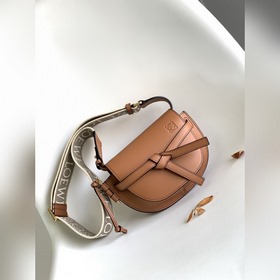 Loewe 全新MiNi Gate Loewe 新版logo繡花編織寬肩帶馬