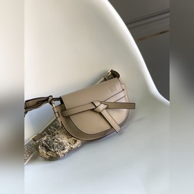 Loewe 全新MiNi Gate Loewe 新版logo繡花編織寬肩帶馬