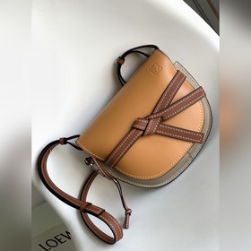 Loewe 全新小號Gate Loewe 新版馬鞍包 包身采用柔軟牛皮革精制