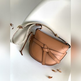 Loewe 全新小號Gate Loewe 新版logo繡花編織寬肩帶馬鞍包