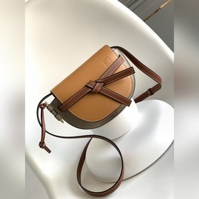 Loewe 全新MiNi Gate 深受追捧的Gate手袋蛻變為創新趣緻的迷你