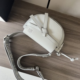 Loewe Gate Dual 新色 miniGateDual手袋采用柔軟天然