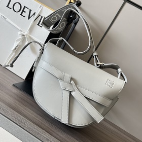 Loewe 小號Gate 手袋 新色 GateDual手袋采用柔軟天然牛皮革精