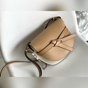 Loewe 全新小號Gate Loewe 新版馬鞍包 包身采用柔軟牛皮革精制