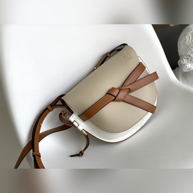 Loewe 全新小號Gate Loewe 新版馬鞍包 包身采用柔軟牛皮革精制