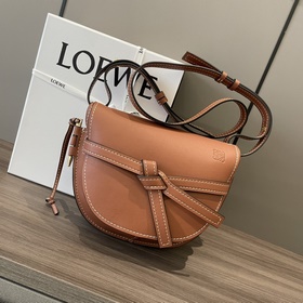 Loewe  小號Gate馬鞍包 新版本 選用天然柔軟牛皮革精心手工制成 調