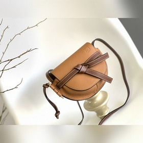 Loewe 全新MiNi Gate 深受追捧的Gate手袋蛻變為創新趣緻的迷你